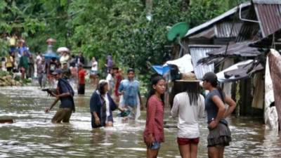 En las zonas inundadas se enviaron camiones del ejército para socorrer a los habitantes que tuvieron que ser evacuados a centros de acogida de emergencia.