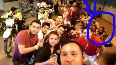 La selfie muestra a las turistas argentinas con un hombre que podría ser el nuevo sospechoso del asesinato.