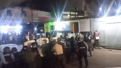 Tres policías golpeados en intento de desalojo en aceras de la catedral sampedrana