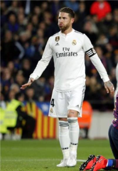 Sergio Ramos (6): condicionado todo el partido por una cartulina rigurosa a los 10 minutos, el capitán ejerció liderazgo defensivo. Seguro con el balón, firme en los marcajes, evitó bajo palos el primer tanto del rival pero vio pasar tras su rechace el balón a la red. Pudo ser expulsado en la recta final del clásico.