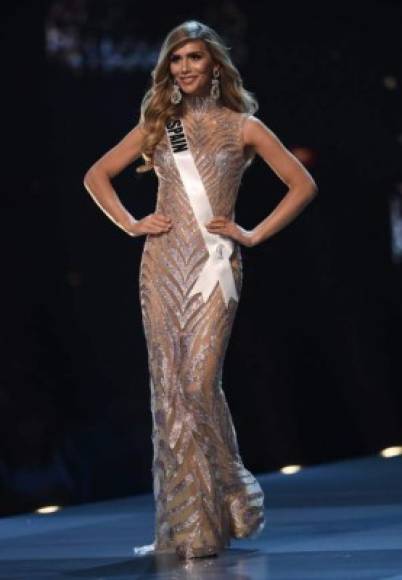 Para el desfile en traje de gala Ángela Ponce usó un traje brillante con cuello alto.