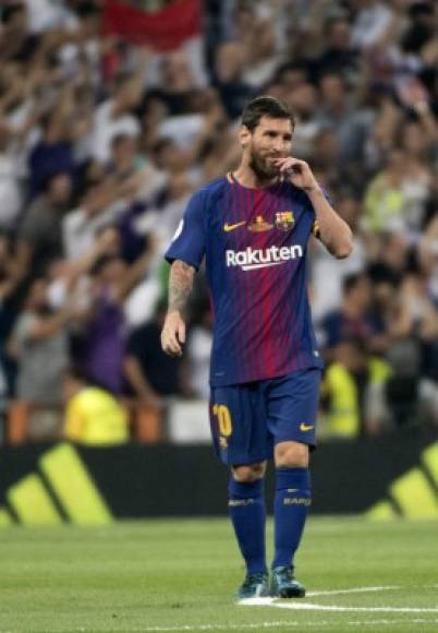 El técnico barcelonista Ernesto Valverde, necesitado de hacer goles tras el 1-3 adverso de la ida, pobló el centro de campo con cinco centrocampistas para tratar de contener el ataque blanco y surtir de balones a Luis Suárez y Leo Messi delante.