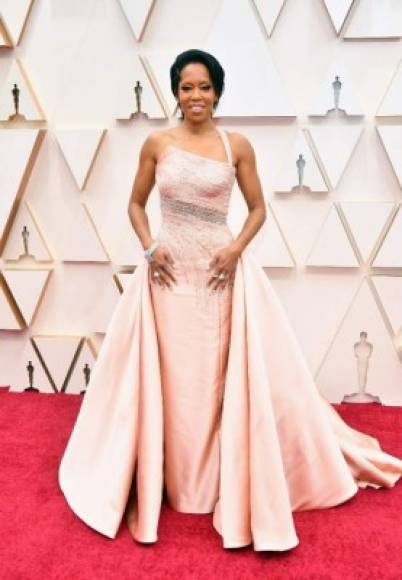 Regina King, siempre espectacular, se lució en un Versace.