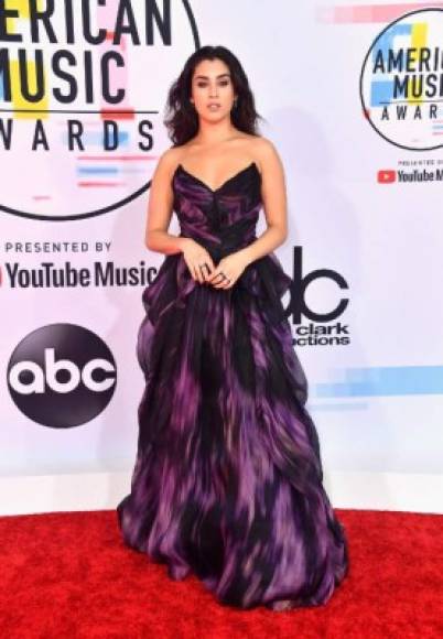 Lauren Jauregui<br/><br/>La ex Fifth Harmony usó un vestido con tonos morados acomodados como ondas hipnótica que bajaban hasta el ruedo.