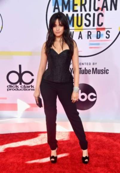 Camila Cabello<br/><br/>Otra de las grandes ganadoras de la noche optó por un atuendo más casual. La cantante de Havana llegó toda de negro con un bello corsé brillante que resaltaba su figura.