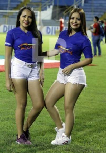 Dos guapas edecanes que adornaron el partido Marathón-UPN.