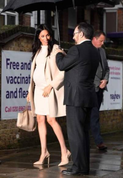 Meghan llegó a The Mayhew Animal Home en Londres vestida con un abrigo de Armani y un vestido de maternidad de H&M en color crema.<br/><br/>La duquesa de Sussex combinó su look con un bolso de Stella McCartney y tacones a juego.