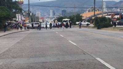 Varios sujetos encapuchados bloquearon el paso en el bulevar Suyapa.