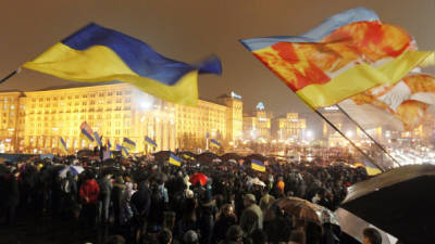 Varios ucranianos ondean banderas durante una protesta en la plaza de la Independencia en Kiev, Ucrania.