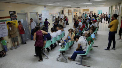 Los pacientes se quejan por la severa escasez de materiales y medicamentos en el hospital Mario Catarino Rivas.