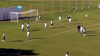 El jugador pertenece a la categoría Sub-14 de Gremio de Porto Alegre, y su 'escorpión' peleará sin duda por ser el gol del año.