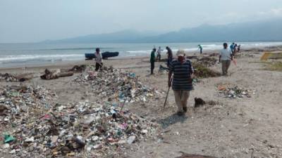 Unas 200 personas trabajan para limpiar las playas y mantenerlas limpias, pero ya no hay dónde depositar tanta basura, pues el relleno sanitario ya colapsó.