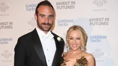 La expareja Joshua Sasse y Kylie Minogue