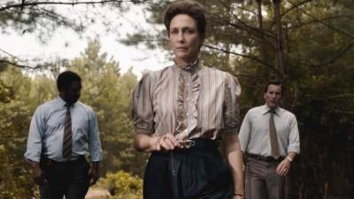 Vera Farmiga (centro) interpreta a la médium y clarividente Lorraine Warren.