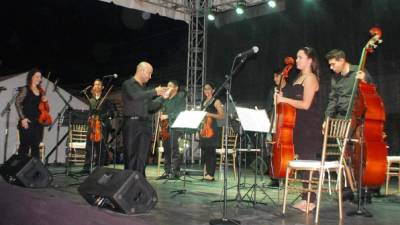 El alcalde Armando Calidonio y los funcionarios municipales estuvieron en el concierto.