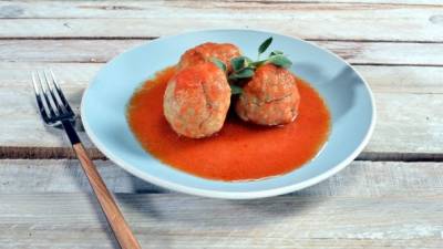 Sirva las albóndigas con abundante salsa de tomate.