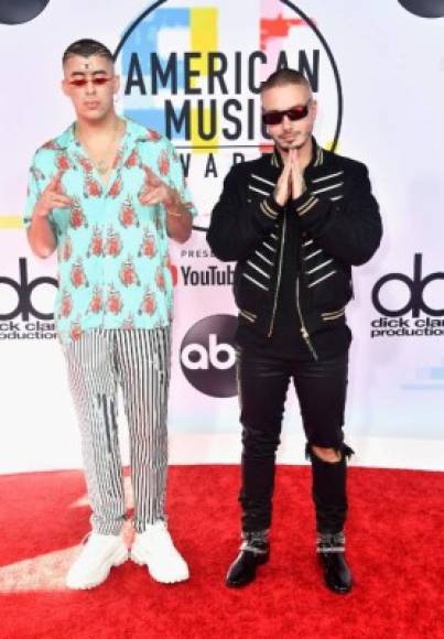 El puertorriqueño Bad Bunny, junto al cantante colombiano J Balvin, como siempre fieles a sus estilos excéntricos... Son de los consentidos de esta lista. No obstante, fueron de los más esperados y aclamados en el escenario.