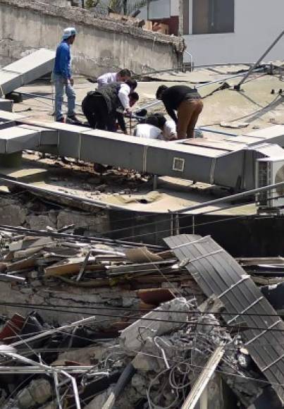 Hay también reportes de edificios derrumbados en la colonia Condesa, así como bardas caídas en la colonia Roma.