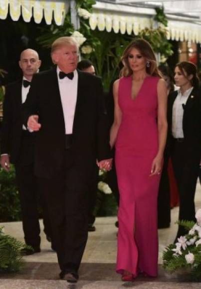 Para la gala de la Cruz Roja ofrecida en Palm Beach, Florida, en febrero pasado, Melania utilizó un vestido color fucsia de abertura central y firmado por Christian Dior.