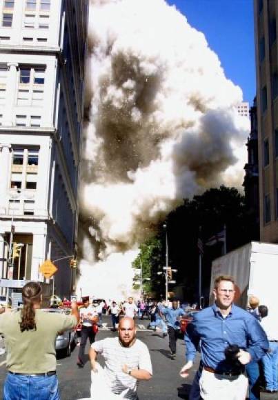 "Los 87 pasajeros y tripulantes murieron en el instante, así como centenares de las 50.000 personas que trabajaban en el World Trade Center (WTC), símbolo del poderío económico estadounidense. Muchos quedaron atrapados por encima del piso 91, sin acceso a escaleras de emergencia."