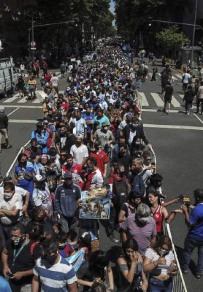 Una enorme fila en las calles de Buenos Aires para ver el ataúd de Maradona en Casa Rosada.