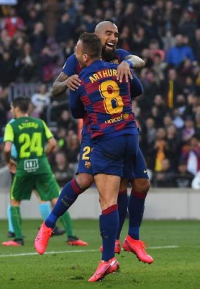 Arthur celebrando su gol con Arturo Vidal.