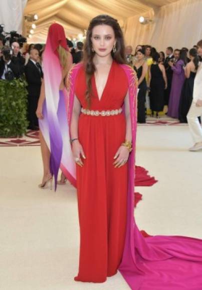 Katherine Langford, estrella de la serie 'Treces razones', resaltó su belleza con este diseño de tonos rojo y rosa.