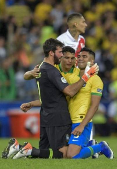 Alisson, Thiago Silva y Casemiro se arrodillaron y elevaron una oración tras el título de Copa América.