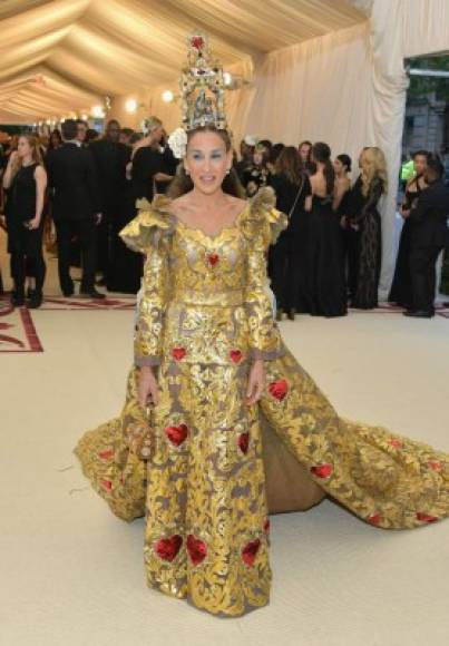 La actriz Sarah Jessica Parker también eligió un traje papal.