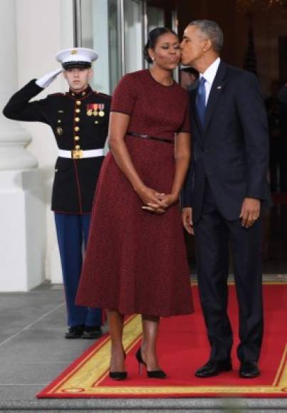 Cariñosos hasta el final. Barack Obama se dedicó a prodigarle besos y cariños a su esposa Michelle Obama, a quien le ha agradecido todo su apoyo durante su estadía en la Casa Blanca.