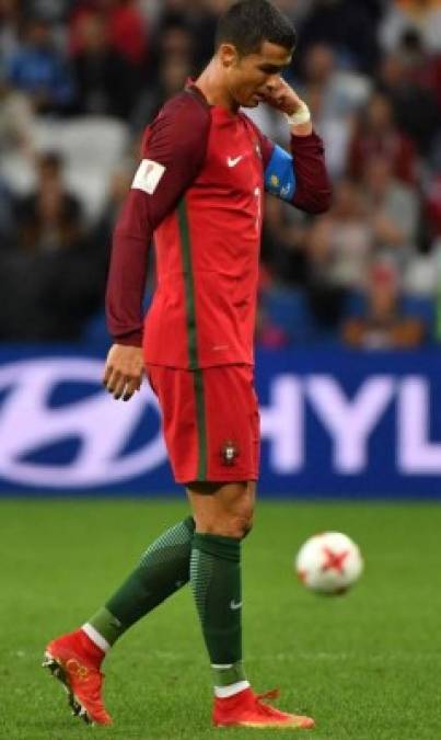 Portugal's forward Cristiano Ronaldo reacts during the 2017 Confederations Cup semi-final football match between Portugal and Chile at the Kazan Arena in Kazan on June 28, 2017. / AFP PHOTO / Yuri CORTEZ