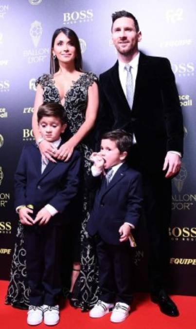 Messi apareció con su mujer, Antonela Rocuzzo, y sus dos hijos mayores, Thiago y Mateo Messi, todos ellos muy elegantes.