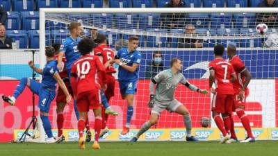 Manuel Neuer no pudo evitar la goleada del Bayern Múnich. Foto AFP.