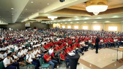 Estudiantes del Valle de Sula escucharon con atención las ponencias de los expertos. Foto: Yoseph Amaya