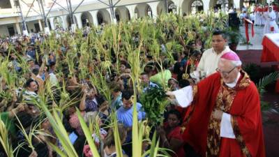 El obispo Ángel Garachana hizo la bendición de ramos en el Instituto María Auxiliadora.