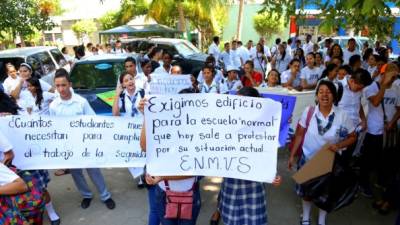 Los estudiantes protestaron frente a la Departamental de Educación.