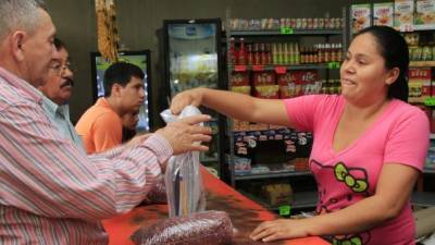 Padres de familia aprovecharon para hacer la compra de los paquetes en la tienda de la Suazo Córdova. Foto: Cristina Santos.
