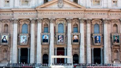 El papa Francisco elogio al santo Óscar Romero por su dedicación y defensa a los pobres.