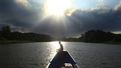 Un bello atardecer en el extenso río Plátano de La Mosquitia hondureña. Fotos:Jordan Perdomo