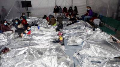 Fotografía del 17 de marzo cedida por la Oficina de Aduanas y Protección de Fronteras (CBP) donde se muestra a un grupo de niños acostados dentro de una de las carpas de la Patrulla Fronteriza en Donna, Texas. EFE