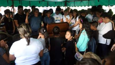 Familiares, amigos y compañeros lloraron la partida de Jeffry Ricardo Paz Carbajal.