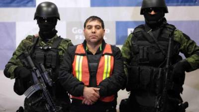 Tras su aprehensión, las autoridades acusaron a Felipe Cabrera Sarabia (centro) de ser 'lugarteniente' de Joaquín 'El Chapo' Guzmán y de liderar las actividades delictivas del Cártel de Sinaloa en Durango y en el sur de Chihuahua. Agencia Reforma