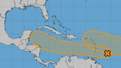 Sus posibilidades de convertirse en una depresión tropical en 48 horas son medianas (60 %), aunque altas dentro de cinco días (80 %).