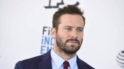 'No estoy respondiendo a sus afirmaciones de mi****, dijo Armie Hammer.