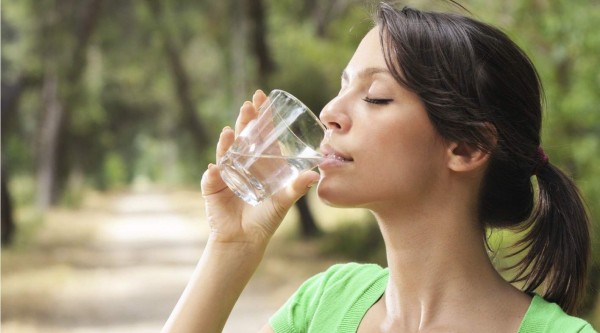 Tomar agua beneficia la salud de los riñones.