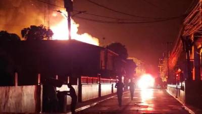 Hospital de Roatán es consumido por las llamas