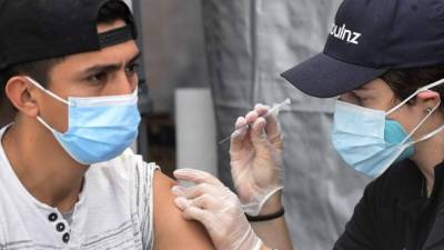 Un nuevo estudio afirma que aquellos que ya superaron la enfermedad solo necesitan una dosis de la vacuna contra el coronavirus para tener inmunidad./AFP.