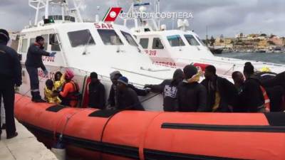 Nueve inmigrantes africanos fueron rescatados esta mañana del mar Mediterráneo.