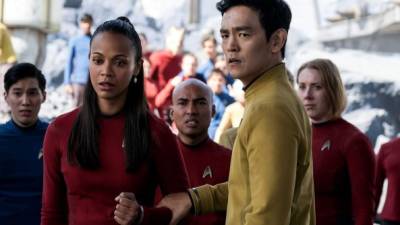 Zoe Saldaña y John Cho en “Star Trek: sin límites”.