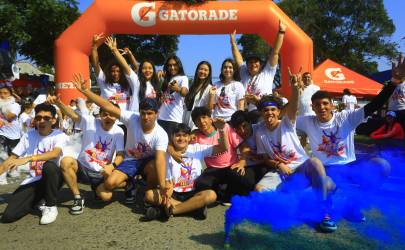 Los jóvenes estudiantes y demás participantes utilizaron camisetas alusivas a la carrera.